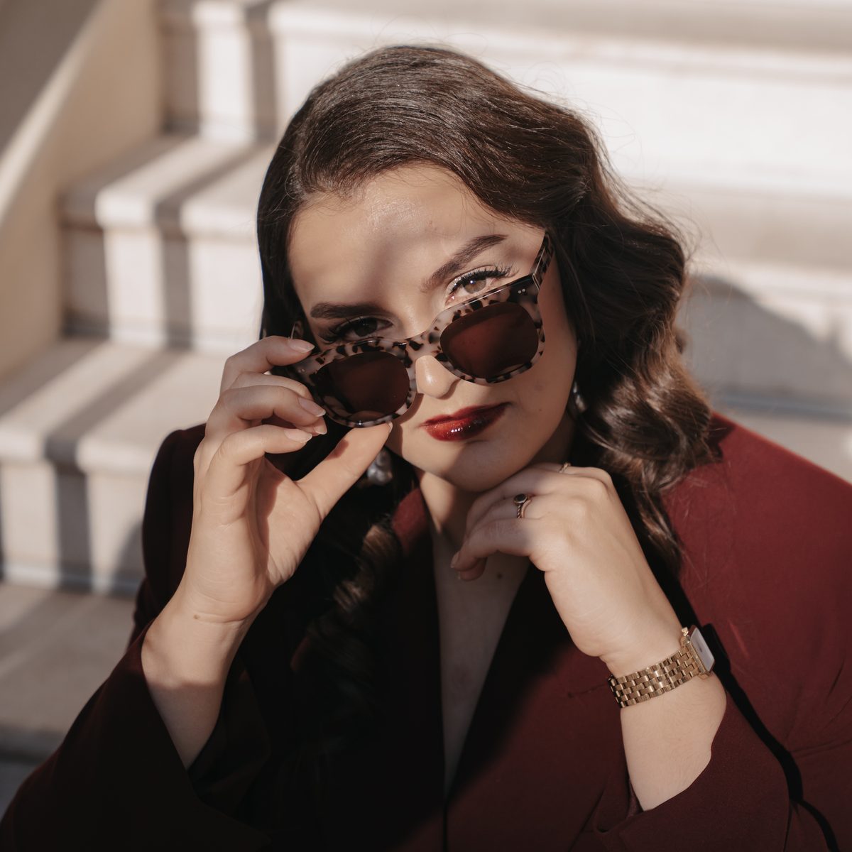 Frederike Behrens blickt über ihre Sonnenbrille hinweg direkt in die Kamera.